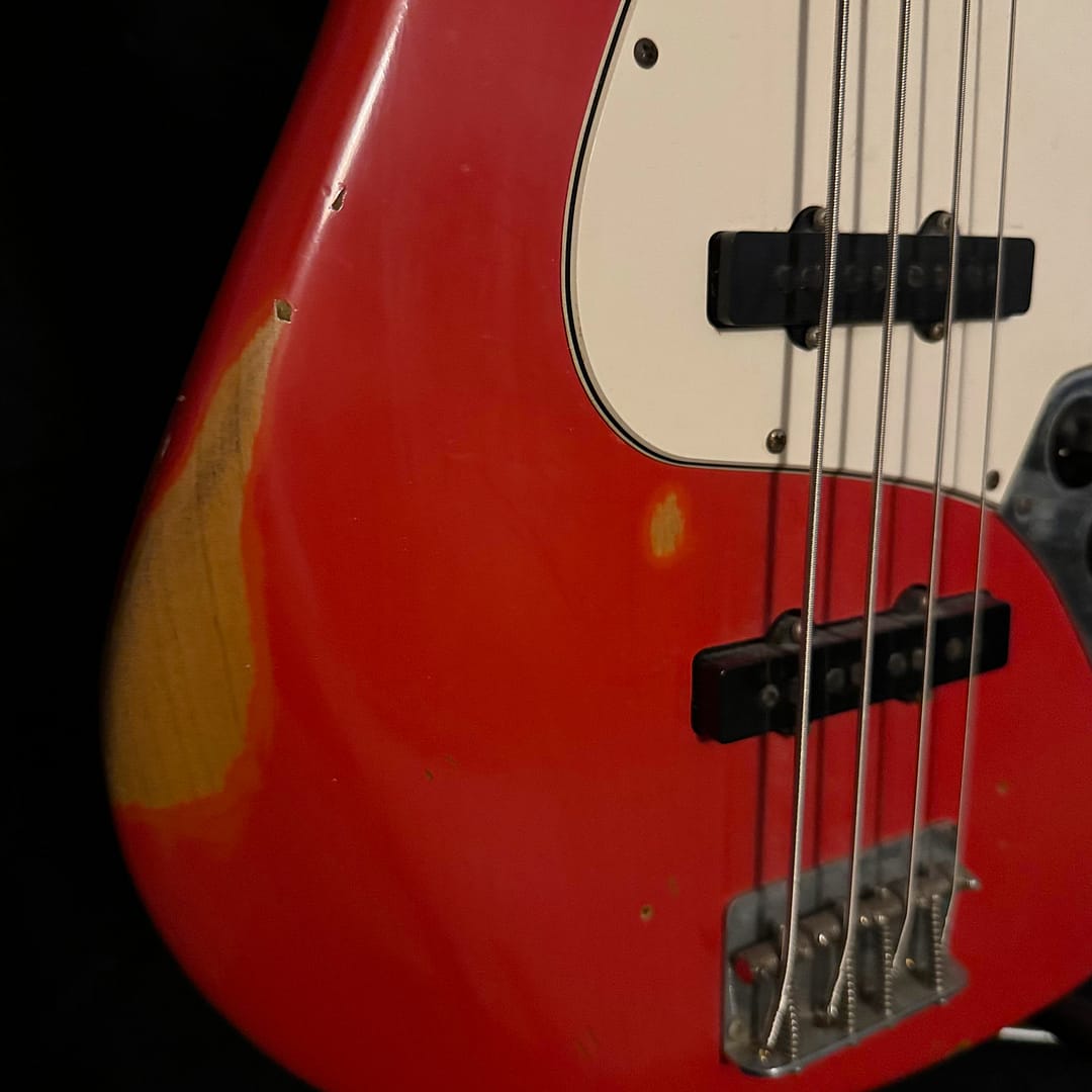 fender-road-worn-60s-jazz-bass_fiesta-red_3