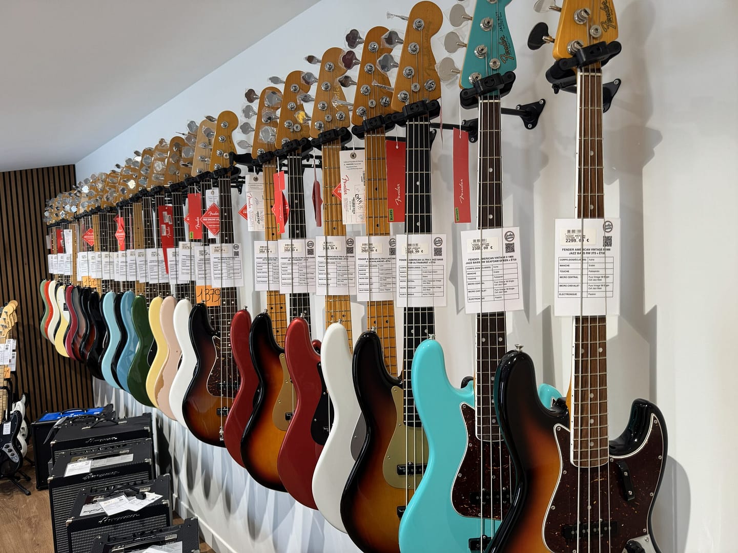 The best Bass shop on the Riviera: Guitar Maniac
