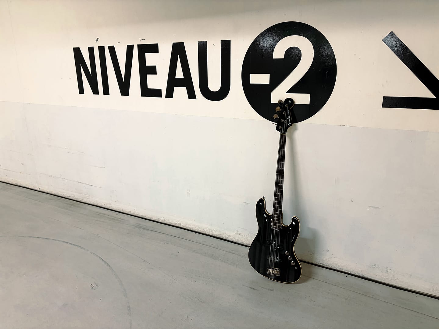 Fender Aerodyne jazz bass - parking basement