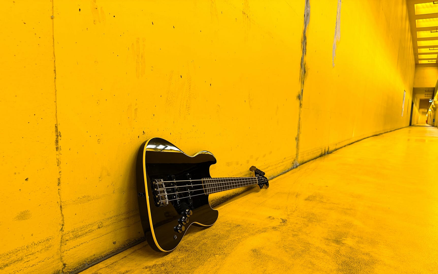 Fender Aerodyne jazz bass - parking basement