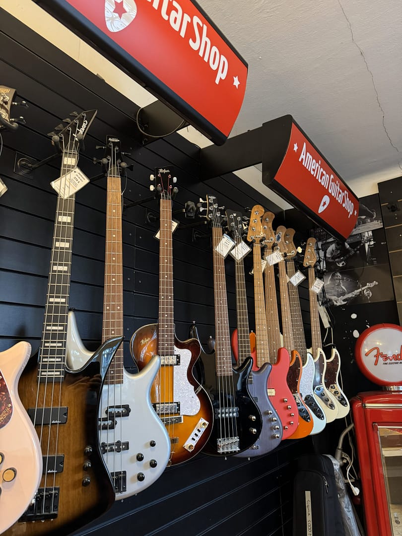 Schön bass guitar shop in Berlin, Germany: American Guitar Shop