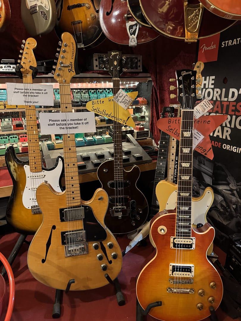 Schön bass guitar shop in Berlin, Germany: American Guitar Shop