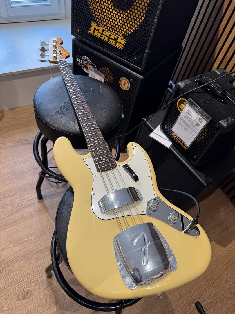The best Bass shop on the Riviera: Guitar Maniac