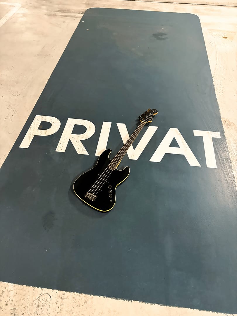 Fender Aerodyne jazz bass - parking basement