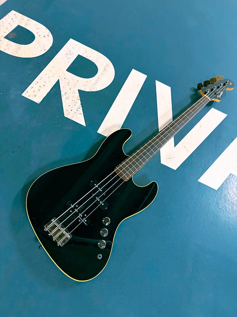 Fender Aerodyne jazz bass - parking basement